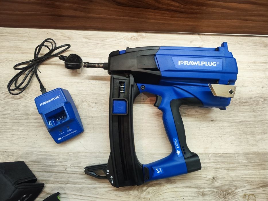 Pistol de batut cuie in beton ,metal profile Rawplug pulsa hilti bx 3