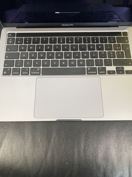 MacBook Pro 13-inch/ M1 / 8 Gb RAM / 256 Gb / Space Gray/ Ca nou |