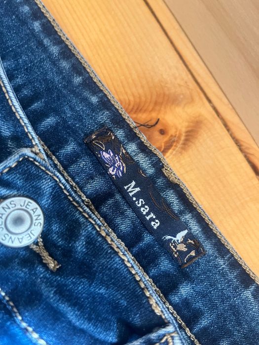 Дамски дънки с камъчета и дантела  по крачолите.