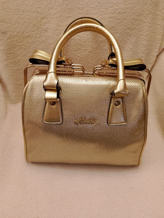 Дамски чанти - лак, велур