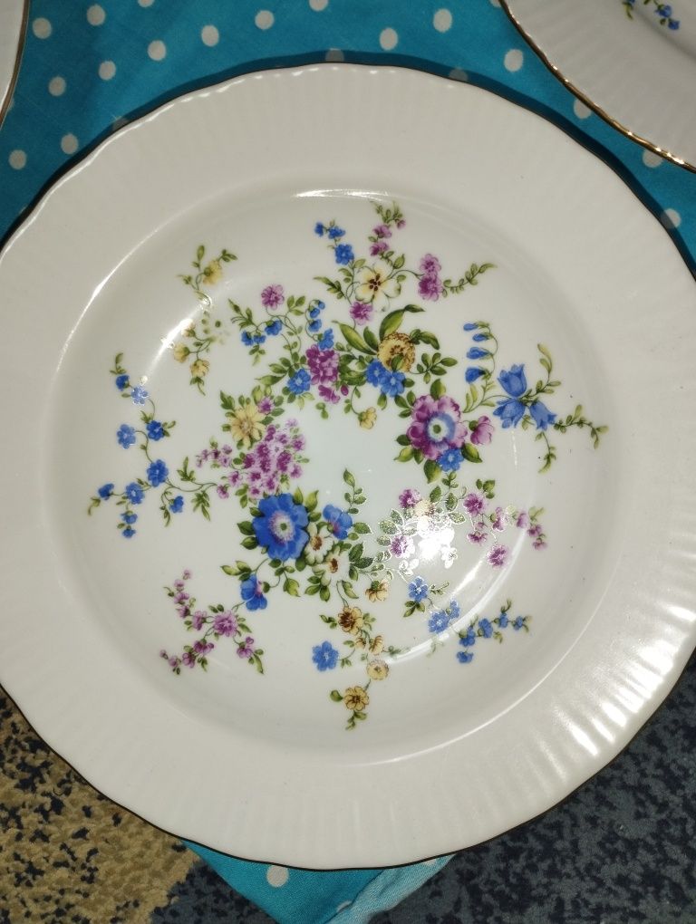 Продам столовый сервиз,посуда