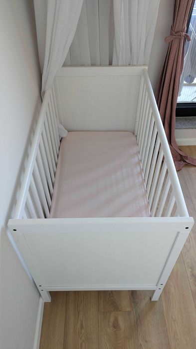 IKEA SUNDVIK бебешко креватче, матрак, протектор и балдахин