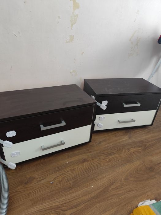 Две нощни шкафчета