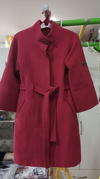 Женское пальто 44-46размера красно-кораллового цвета.