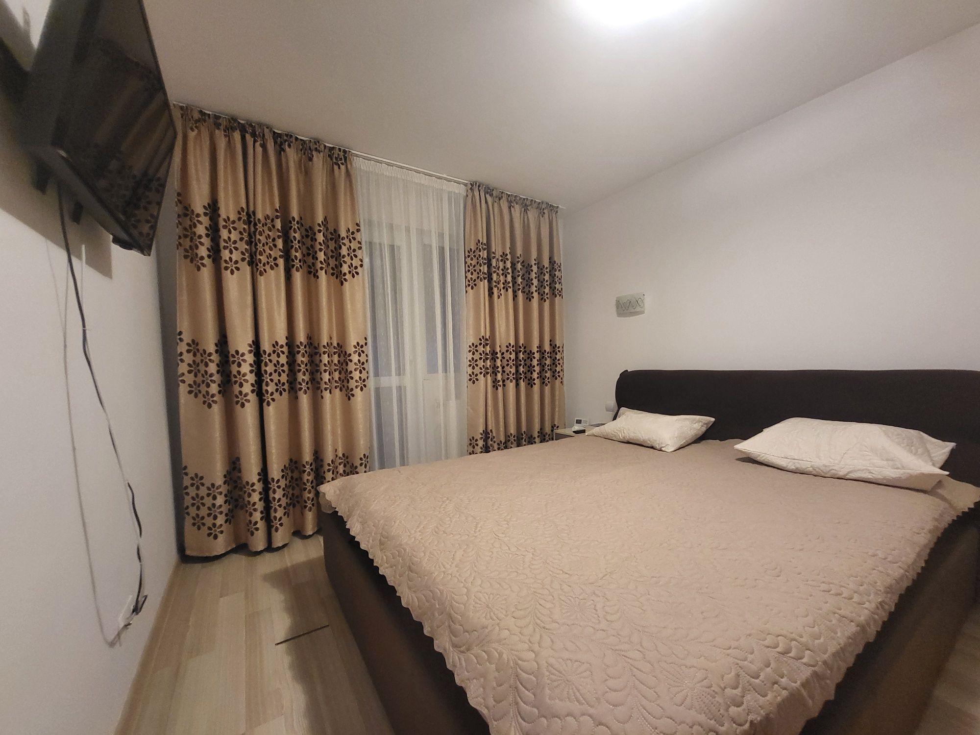 Apartament 3 camere zona Liceul Economic