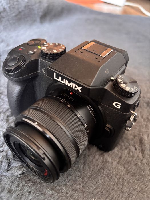 Vand urgent Panasoni Lumix DMC G7 + Obiectiv 14-42 mm