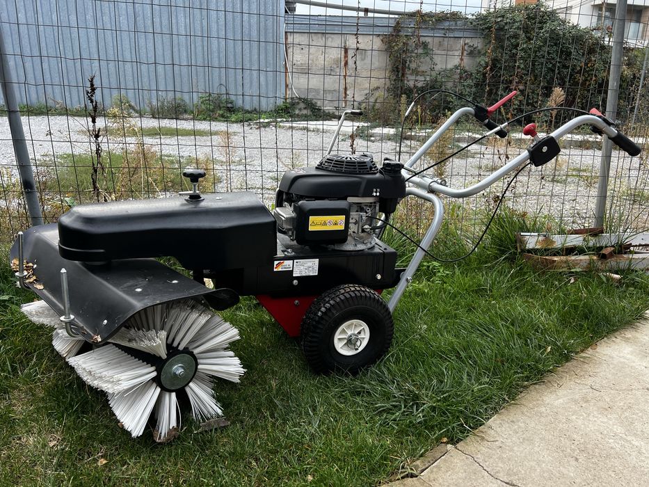 Продавам бензинова почистваща метла