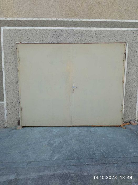 Желязна гаражна врата