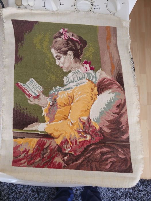 Гоблен "Момиче с книга"