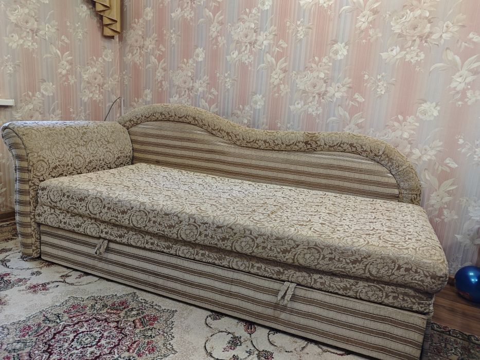 Продам диван -тахту размер 1,90 на 80,в разложенном виде 1,60