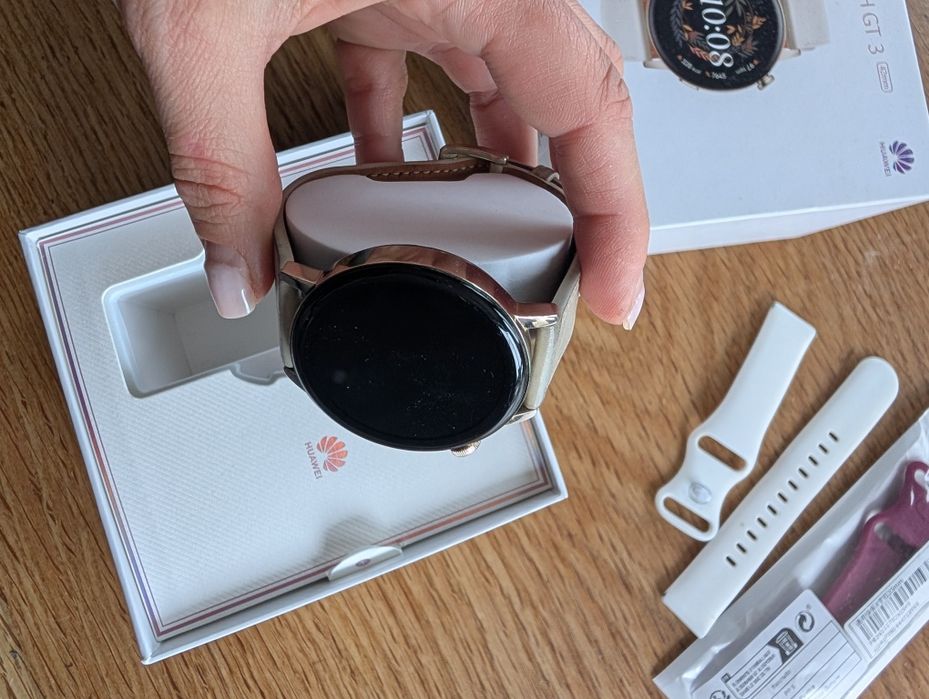 Часовник Huawei GT3 с кутия, зарядно и три допълнителни каишки