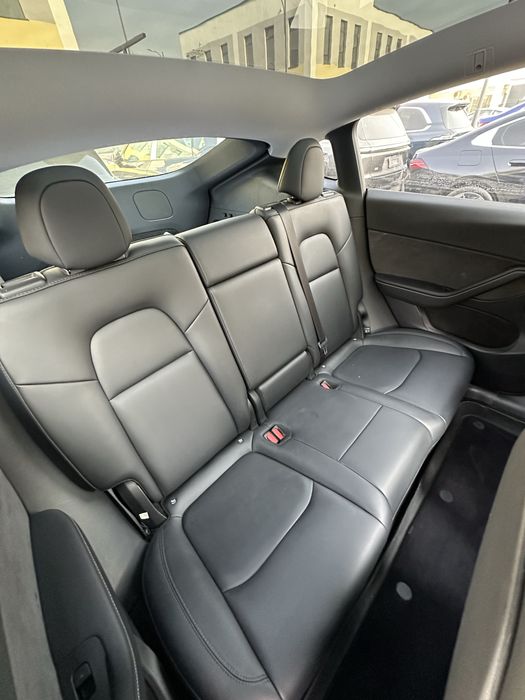 Tesla Model Y 2024-08 ozgina yurgan