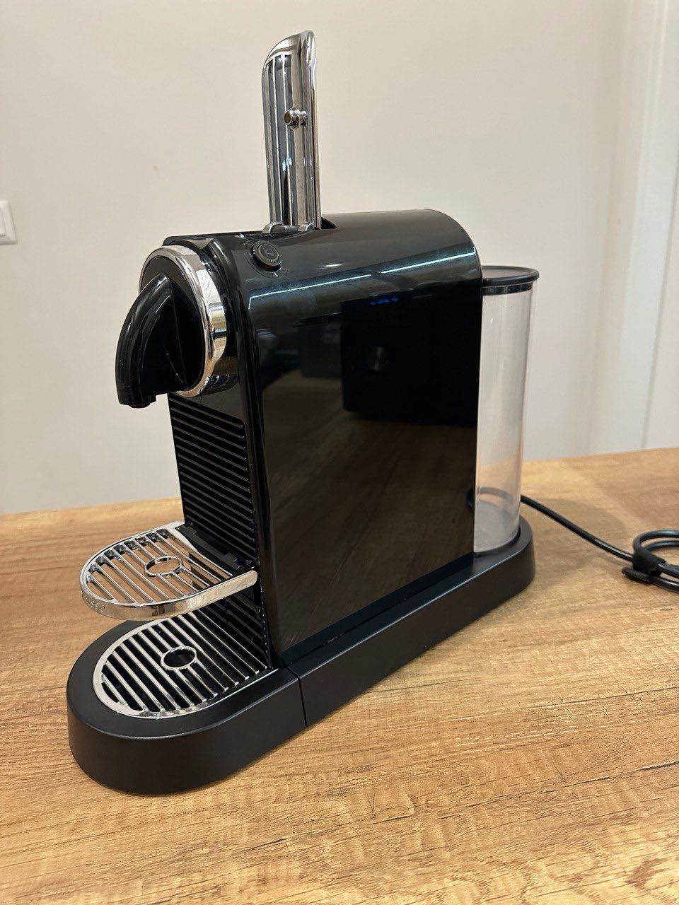 Nespresso кафемашина за капсули, Черна