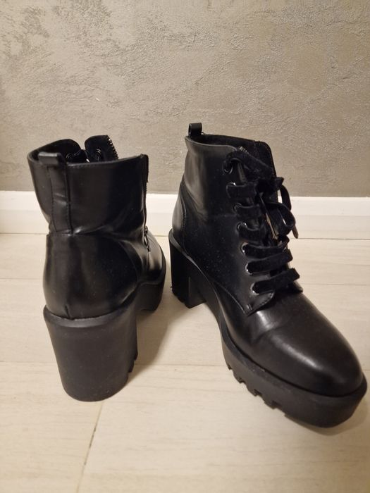 Ghete negre cu toc Stradivarius