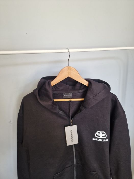 Страхотен мъжки суитчър Balensiaga размер S M L XL 2XL
BALENCIAGA 
Раз