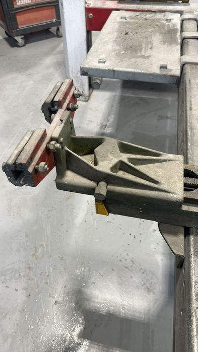 Stand Elevator pt îndreptat caroserii auto și autoutilitare