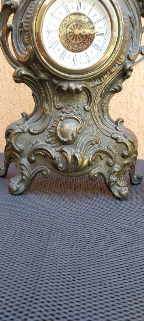 Ceas semineu cu doua sfesnice,bronz