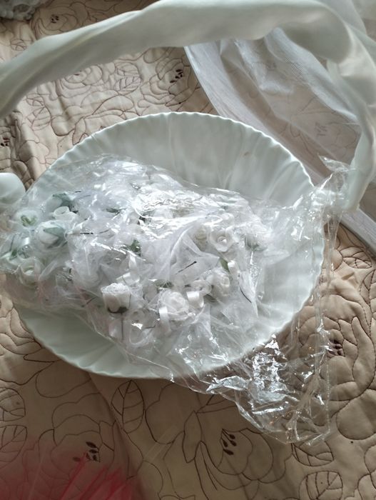 Vând rochie de mireasa,concorde de pus an piept și decorațiuni de mași