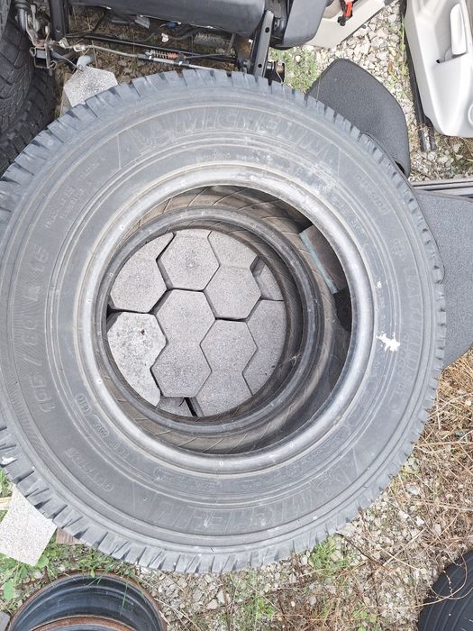 Продавам две гуми за джип MICHELIN
