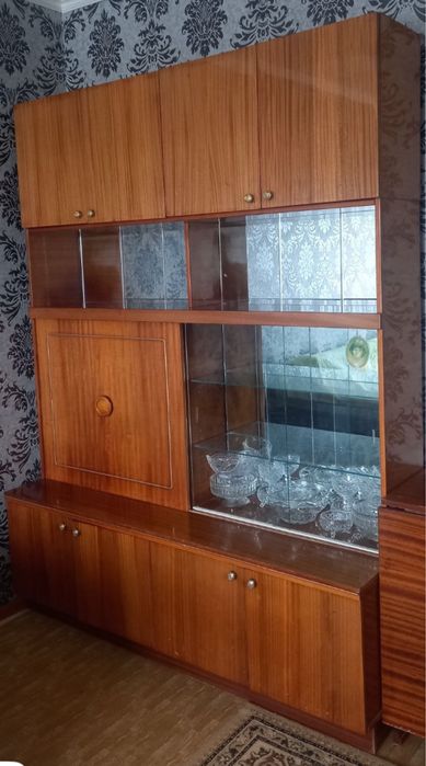 Продам сервант, стол, кровать, сундук