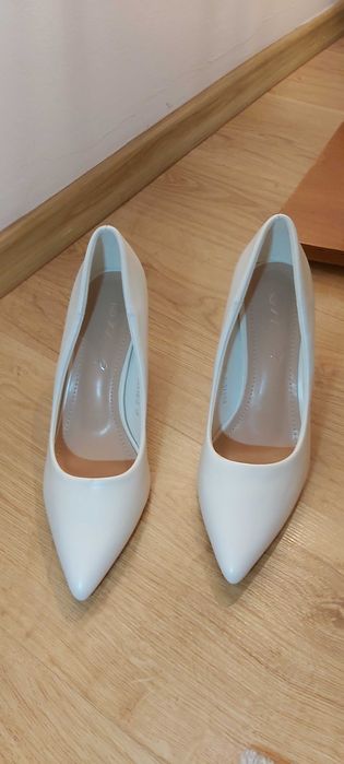 Vand pantofi albi cu toc de 7cm , marimea 37