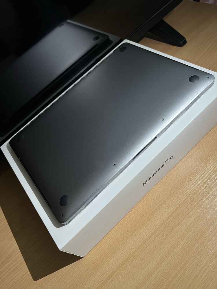 MacBook Pro 13-inch (512 SSD) - Перфектен!!!