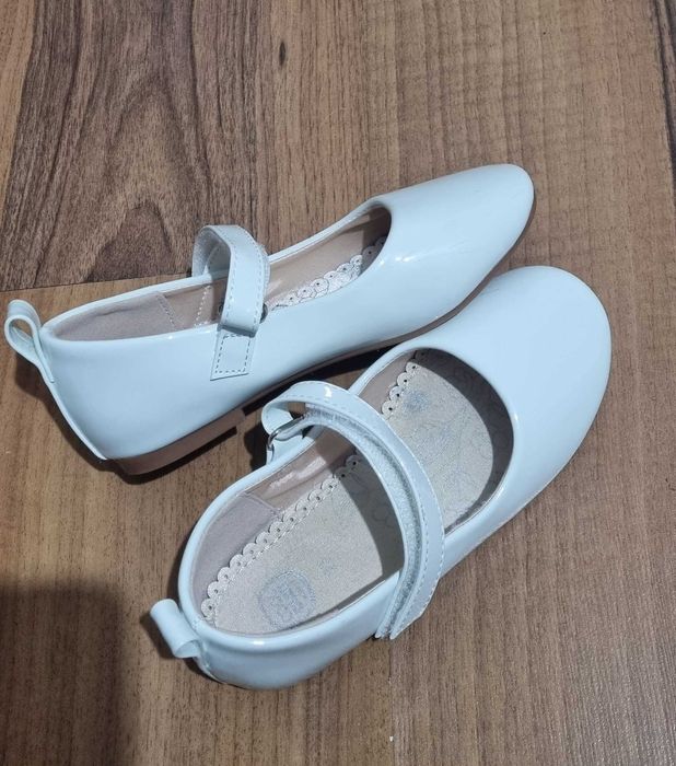 Balerini albi eleganți pentru serbare