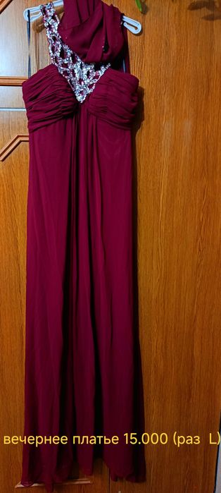 Продаются вечерние платья одеты один раз.