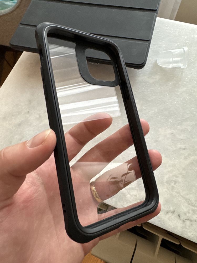 Okazie! 2 Huse la pret de 1 - iPhone 12 Spigen & ESR