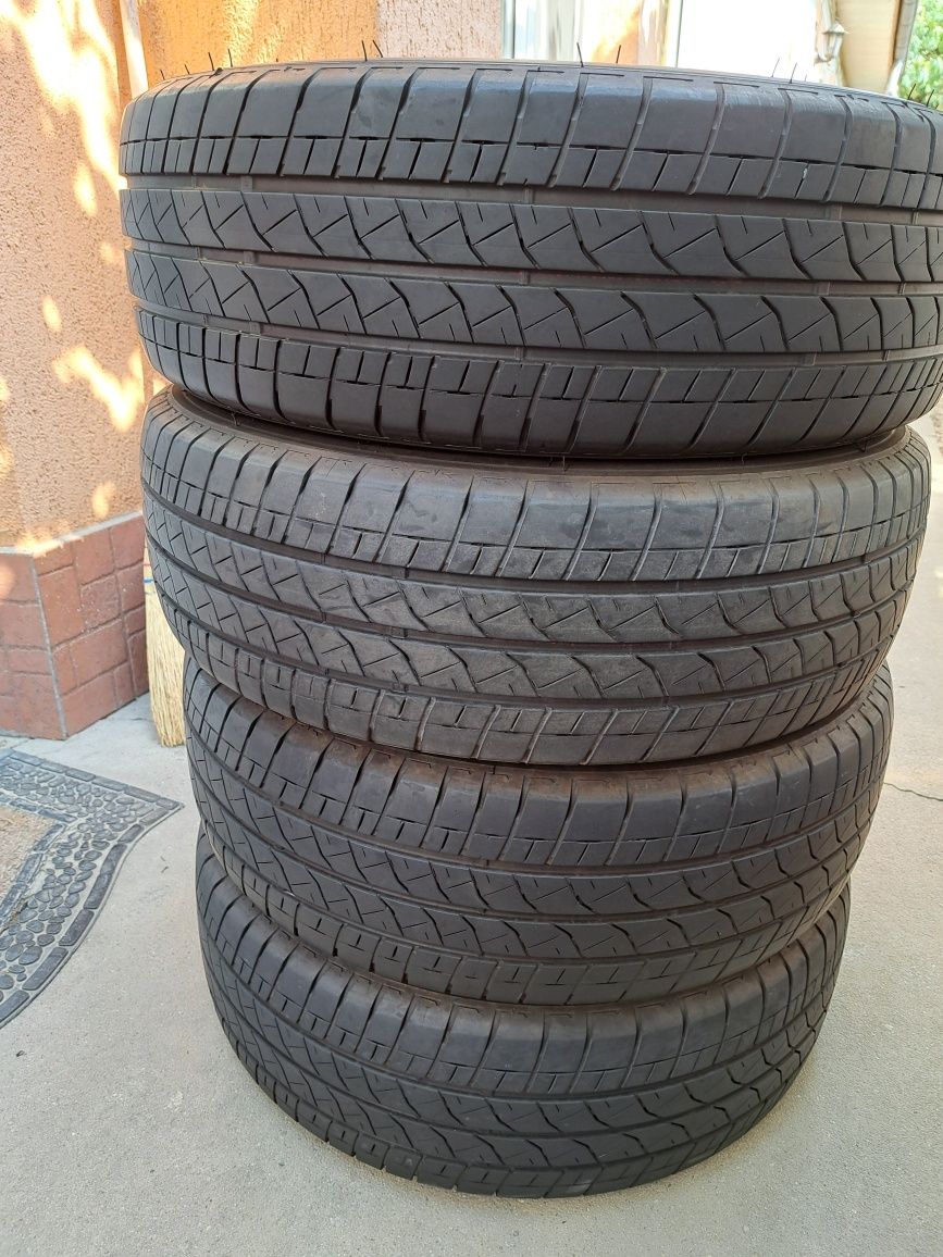 Vând 4 Anvelope Vară  Bridgestone Duravis 215/65R16 C