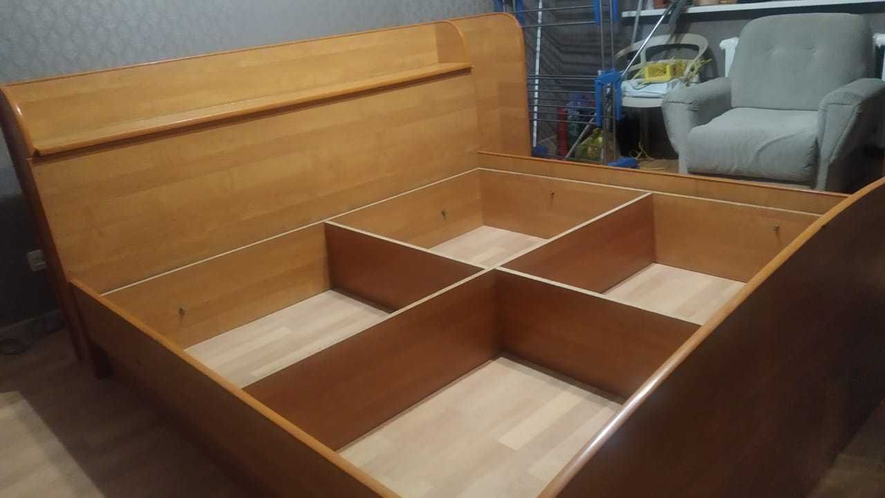Кровать размера Кинг сайз без матраса.