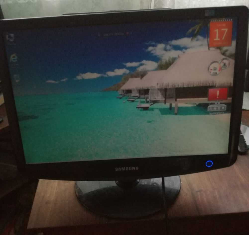 Два Компютърни Монитора Samsung SyncMaster 2032BW и Sony SDM-E76D