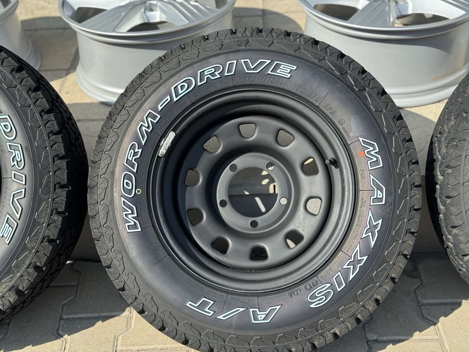 Джанти с гуми Сузуки JIMNI-15 цола A/T