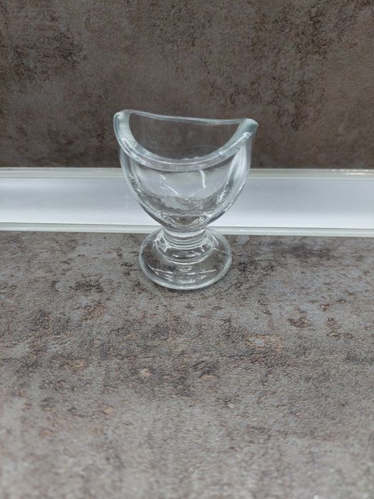 Соц стара но не използвана  стъклена чашка за промивка на око очи .