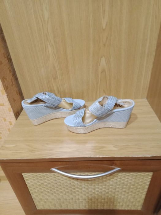 Продам босоножки