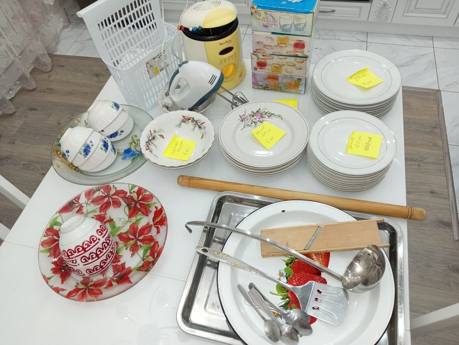 Тарелки белый , миксер, флютерница , рюмки, корзина подвесная