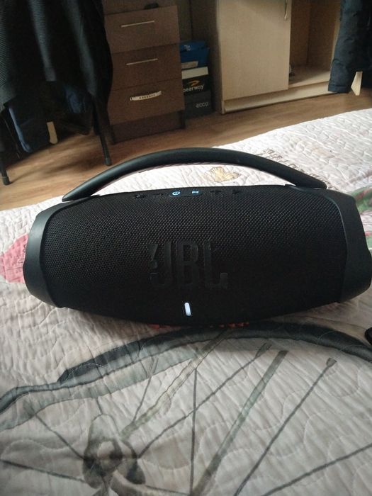 Колонка работает как от сети так и на аккумуляторе