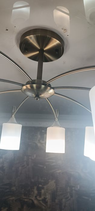 Продам люстру в отличном состоянии