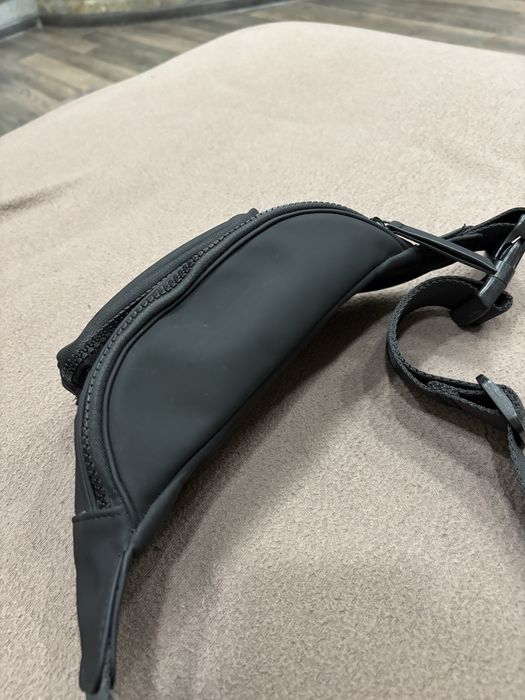 Чанта бананка черен цвят