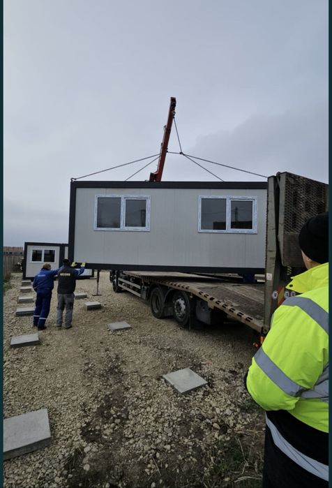 Container echipat cu grupuri  sanitare
