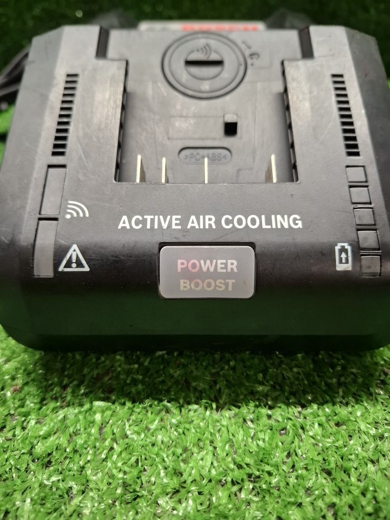 Мощно зарядно Bosch GAL 18V-160C с функция Power Boost,