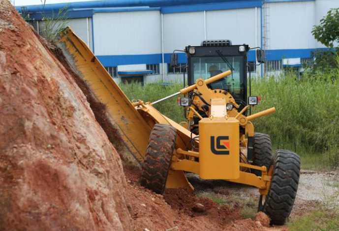 Автогрейдер LiuGong 4215 6WD Avtogreyder 215 л.с.