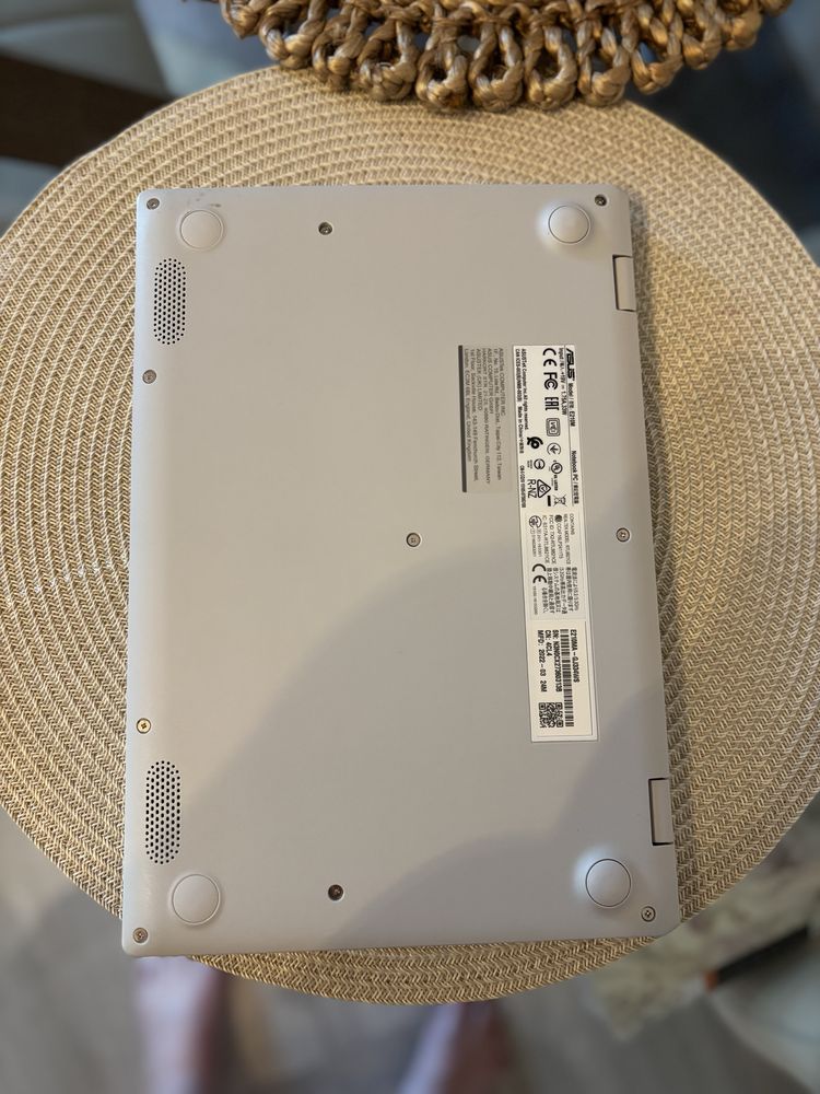 Vand laptop asus e210m in stare perfecta