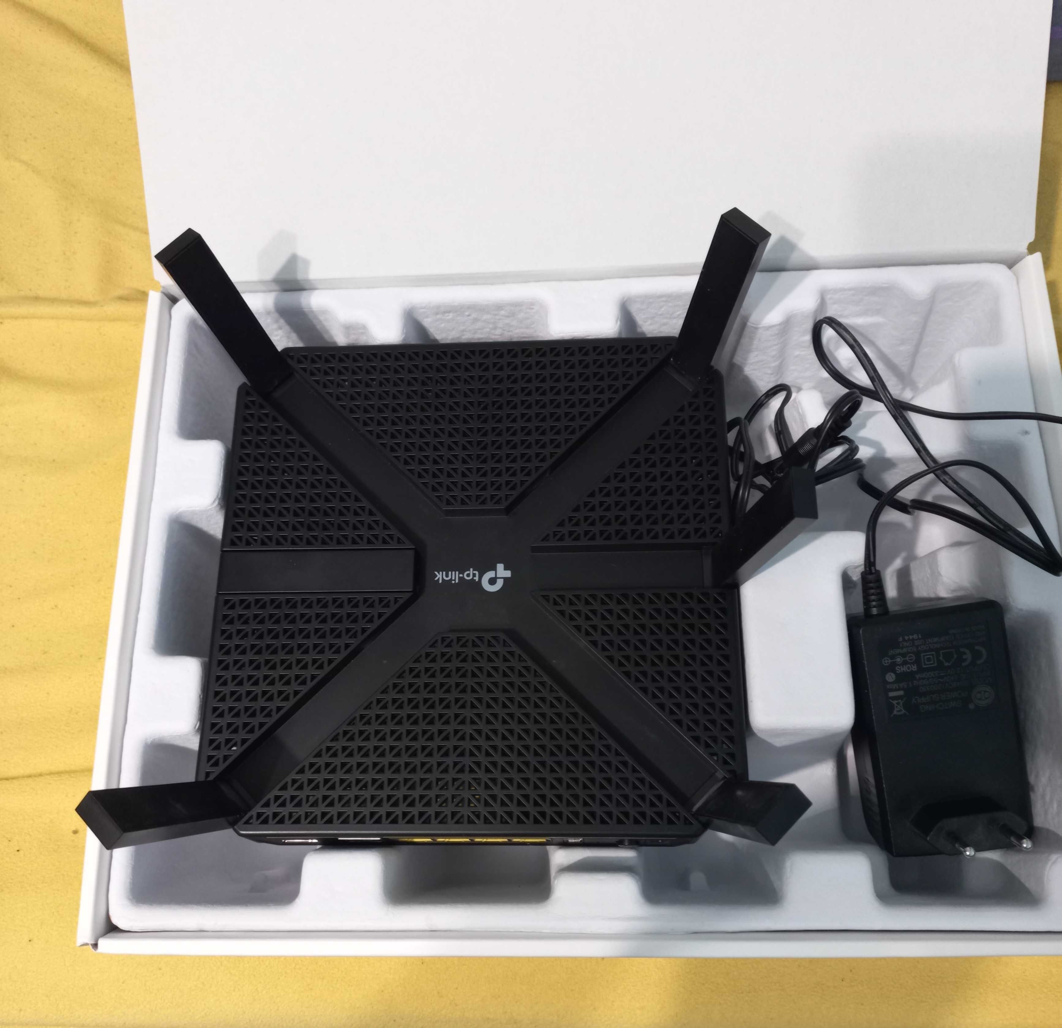 Router Wi-Fi Tri-Band Gigabit AC4000 cu Tehnologie MU-MIMO