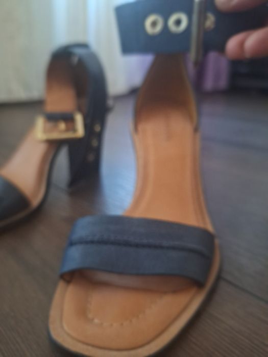 Sandale whistles