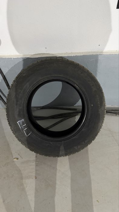 продаю зимние резины шипованные. размер 250*60 R18  проездил два сезон