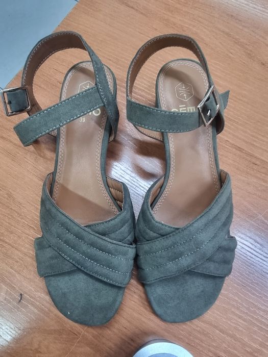 Продам женские босоножки новые