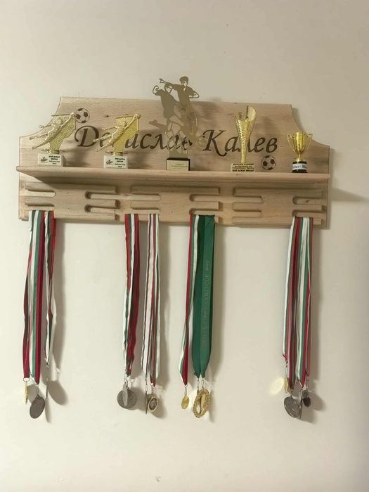 Поставки за купи и медали от масив