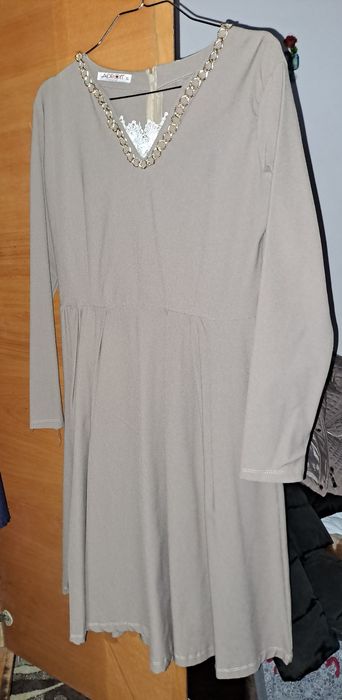 Rochie bej de primăvară