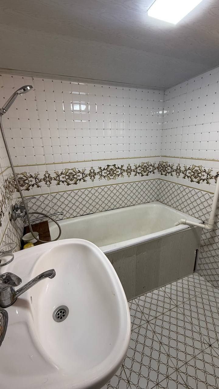 Dom sotiladi gilam bozor 7 - mikrayon 4 qavat 2 xona